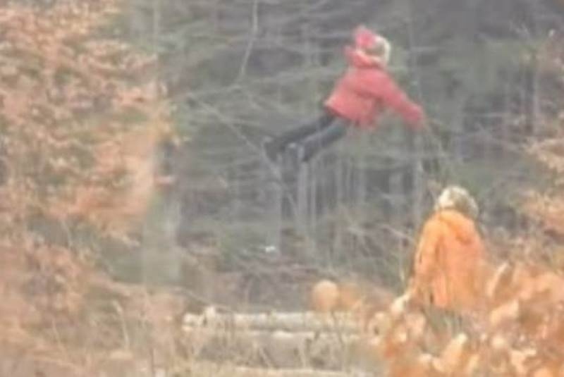 ΑΠΙΣΤΕΥΤΟ VIDEO: Κορίτσι που αιωρείται...