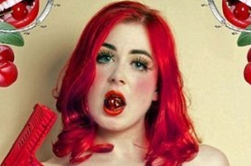 Σάλος από τη γυμνή φωτογράφιση της κόρης του πρωθυπουργού της Νέας Ζηλανδίας (εικόνες)