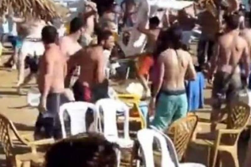 Βίντεο: Απίστευτο ξύλο και καρεκλοπόλεμος σε παραλία!