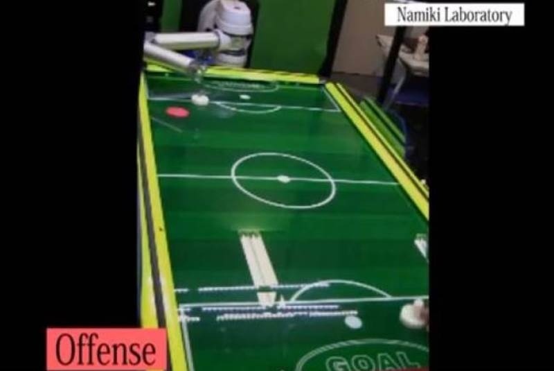 Βίντεο: To ρομπότ που παίζει air -hockey και δεν χάνει ποτέ!