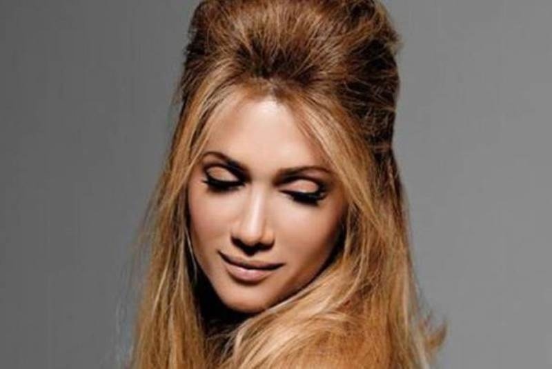 Η Στέλλα Καλλή ποζάρει με το σέξι μαγιό της (φώτο)