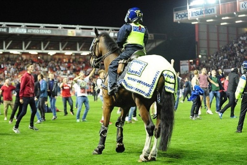 Αγγλία: Άγριο «ξύλο» στο ντέρμπι του Μπρίστολ (photos+videos)