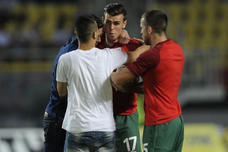 Ουαλία: Εισβολείς «επιτέθηκαν» στον Μπέιλ (photos)