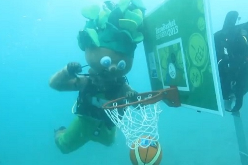 Ευρωμπάσκετ: Καρφώνει κάτω από το νερό ο Λίπκο! (video)