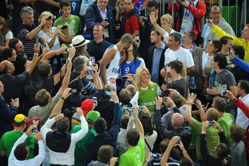 Ευρωμπάσκετ 2013: Το φιλί του πρωταθλητή Ευρώπης, Πάρκερ (photos)