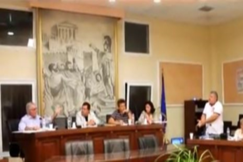 Δήμαρχος... επιχορήγησε «στήσιμο» αγώνα στη Σκύδρα (video)