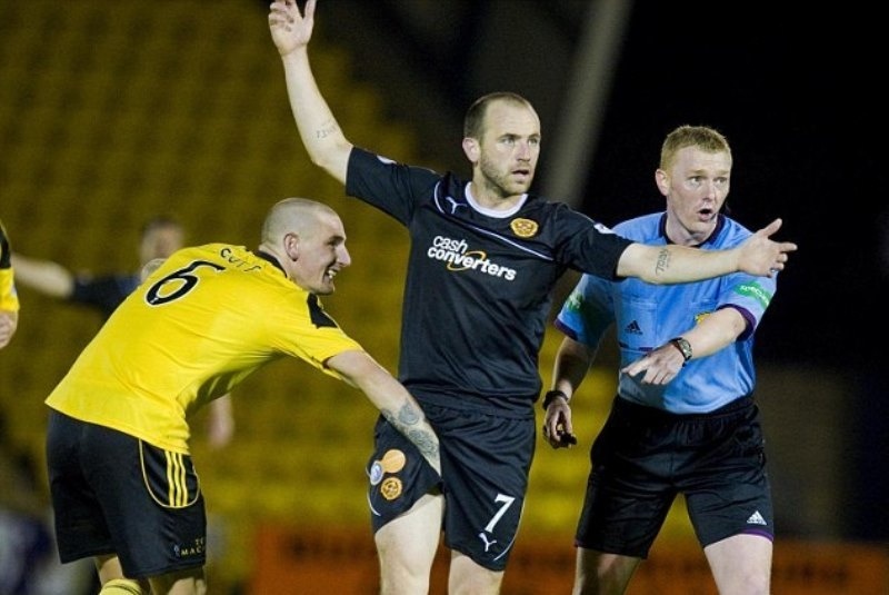 Σκωτία: Παίκτης έπιασε τα γεννητικά όργανα αντιπάλου του (photos)