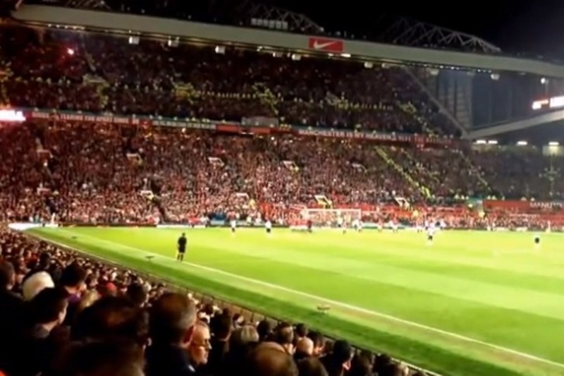 Λίβερπουλ: Πέταξαν φωτοβολίδες στους οπαδούς της Γιουνάιτεντ (video)