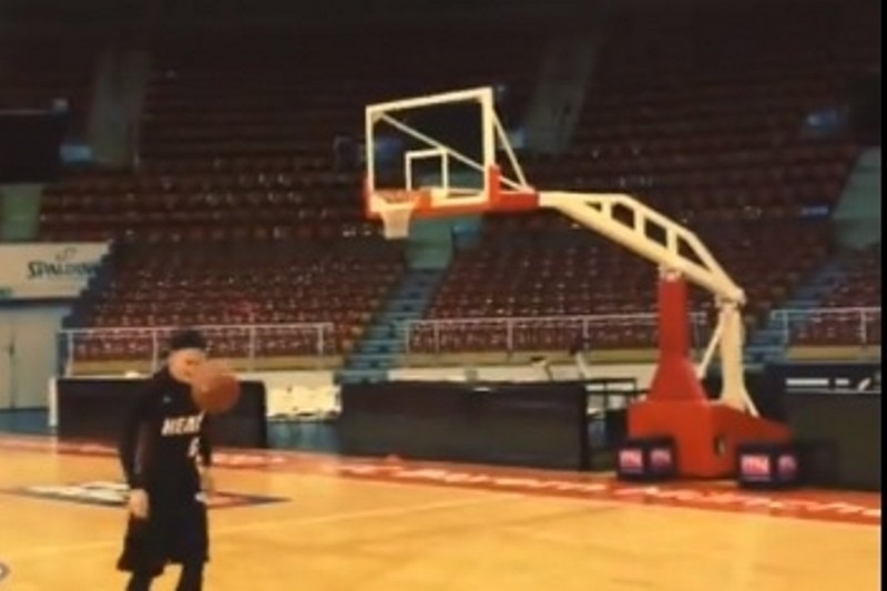 Μπάγερν Μονάχου: Έβαλε τρίποντο με το… πόδι ο Σβαϊνστάιγκερ (video)