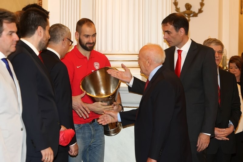 Ολυμπιακός: Συγχαρητήρια από Παπούλια
