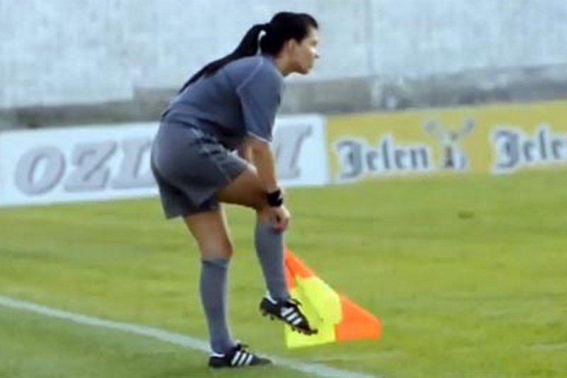 Σερβία: Η σέξι επόπτρια (video)