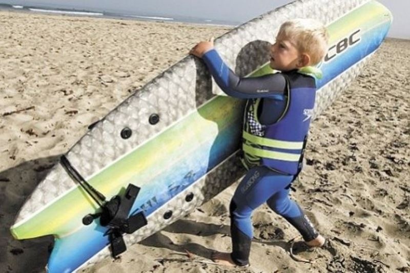 Ο μικρότερος σέρφερ στο κόσμο είναι μόλις 3 ετών! (φωτογραφίες, βίντεο)