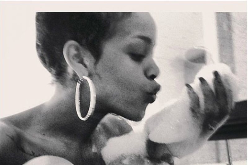 Όταν το Instagram συνάντησε την Rihanna στο μπάνιο να φυσάει σαπουνάδες