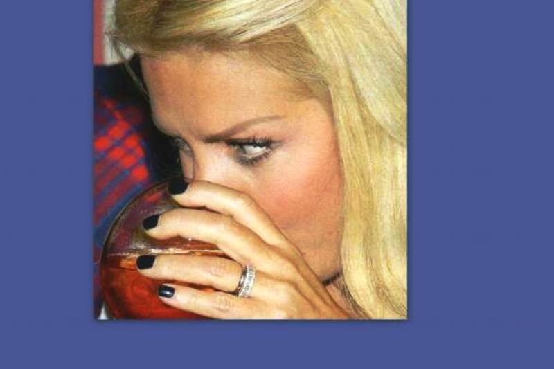 Ελένη Μενεγάκη: Δεν αποχωρίζεται με τίποτε την βέρα της!