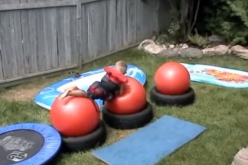 Τρελός μπαμπάς! Εφτιαξε Wipe Out για τα παιδιά του! (βίντεο)