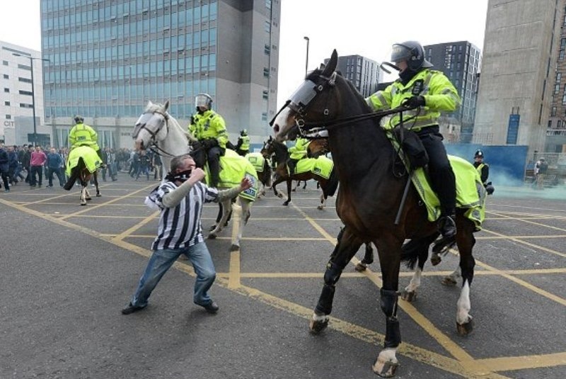 Νιούκαστλ: Φυλακή στον οπαδό που έριξε μπουνιά σε άλογο της αστυνομίας! (photos+video)