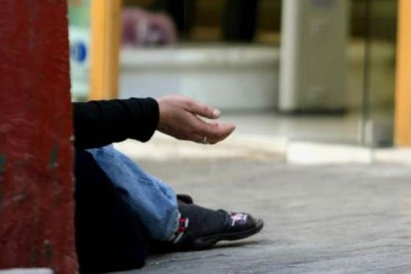 «Έβγαλαν» 100 ευρώ κάνοντας τους κωφούς στο Κολωνάκι