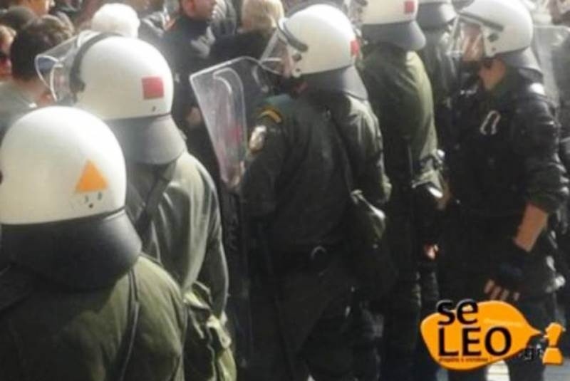 Ένταση μεταξύ εκπαιδευτικών και ΜΑΤ στη Θεσσαλονίκη (pics+vid)