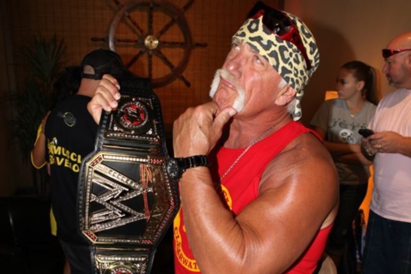 WWE: Ψήνεται… άγρια ο Hulk Hogan