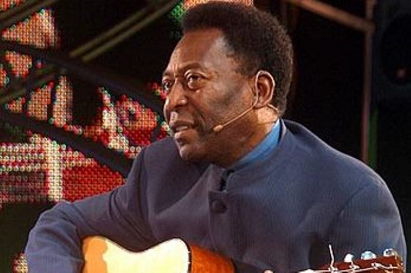 Ποτέ δεν είναι αργά… για τον Πελέ και την κιθάρα του! (photos+video)