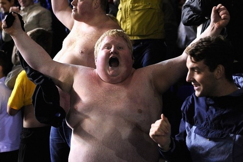 Ο χοντρός φίλαθλος που τα… πέταξε έξω και η… τούμπα του αλόγου (photos)