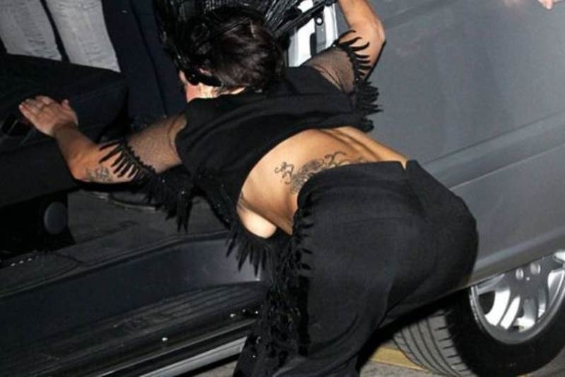 Έσκυψε και φάνηκαν τα… προσόντα της!