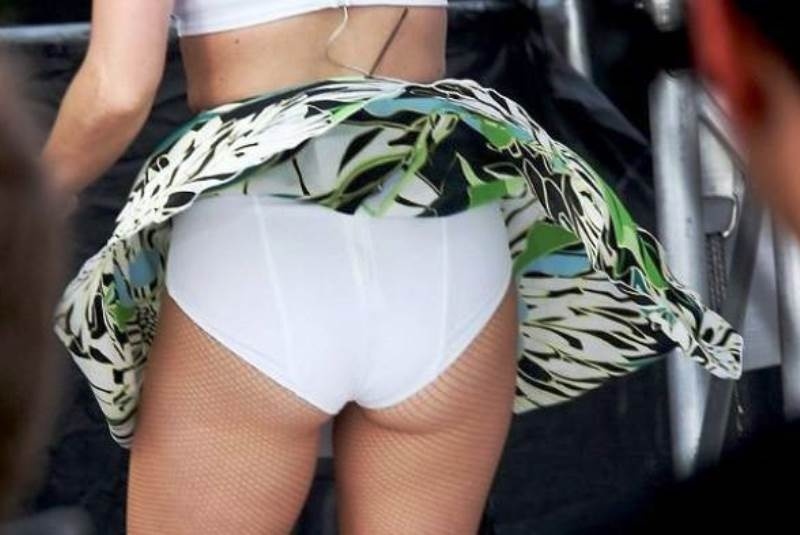 Ποια τραγουδίστρια φόρεσε το… εσώρουχο της γιαγιάς της;