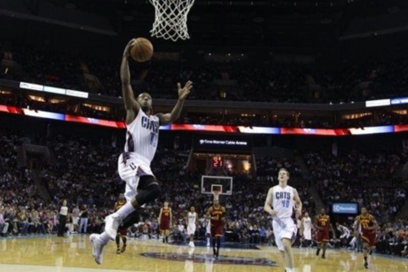 Σάρλοτ Μπόμπκατς: «Περπάτησαν» με Καβαλίερς (video)