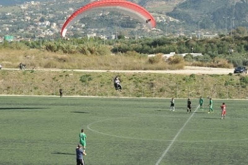 Πρόεδρος πέφτει στο γήπεδο με... αλεξίπτωτο (Video)