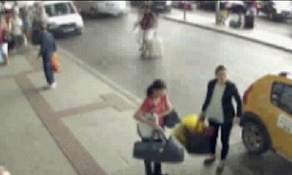 Βίντεο που σοκάρει: Μητέρα πουλάει το παιδί της...