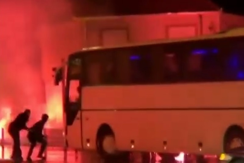 ΠΑΟΚ: Επίθεση σε πούλμαν φιλάθλων του (video)