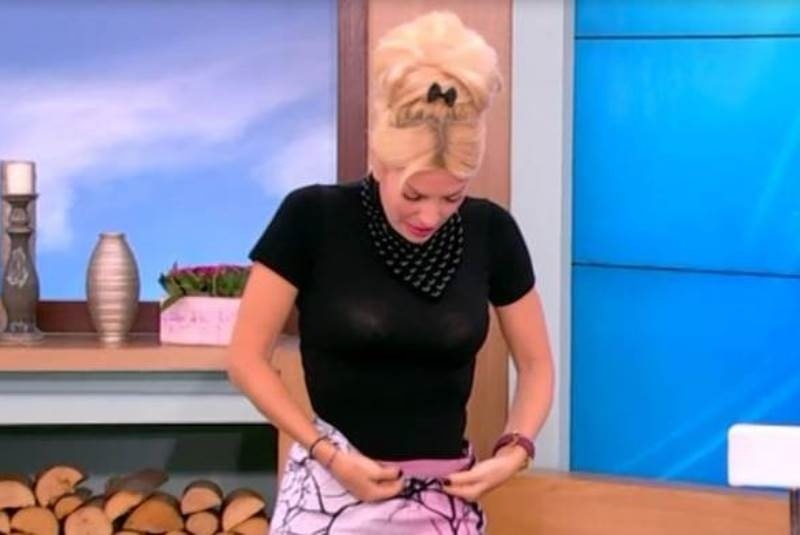 Ελένη Μενεγάκη: Η see through μπλούζα, η μίνι φούστα και τα σχόλια των συνεργατών!