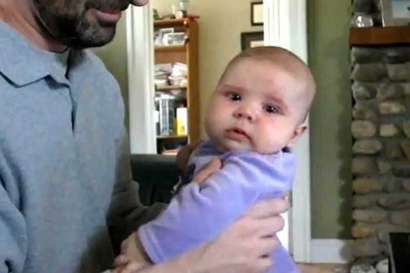 Βρήκε τον τρόπο να σταματήσει το κλάμα του μωρού του! Δείτε το ξεκαρδιστικό βίντεο