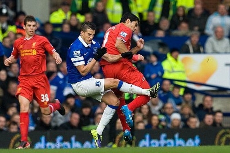 Έβερτον – Λίβερπουλ: Σαν τα… κοκόρια Μιραλάς και Σουάρεζ! (photos+video)