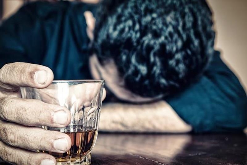 Το αλκοόλ διαλύει γάμους μόνο αν πίνει ο ένας