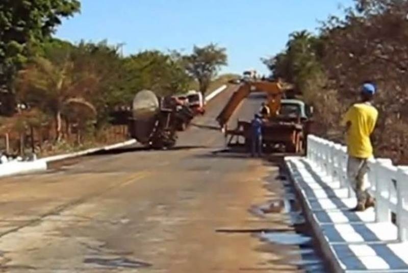 Fail βίντεο: Βυτιοφόρο και γερανός... άτυχος συνδυασμός...