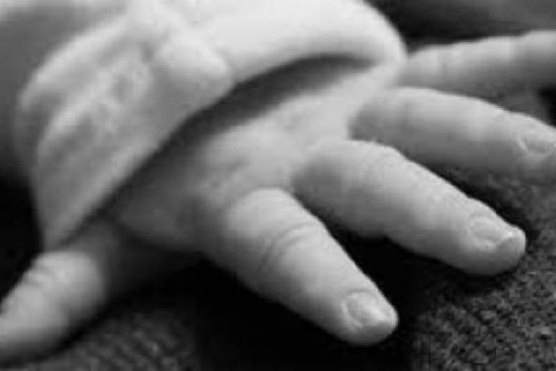 ΣΟΚ: Φωτογράφιζε το παιδί της αφού το σκότωσε στο ξύλο