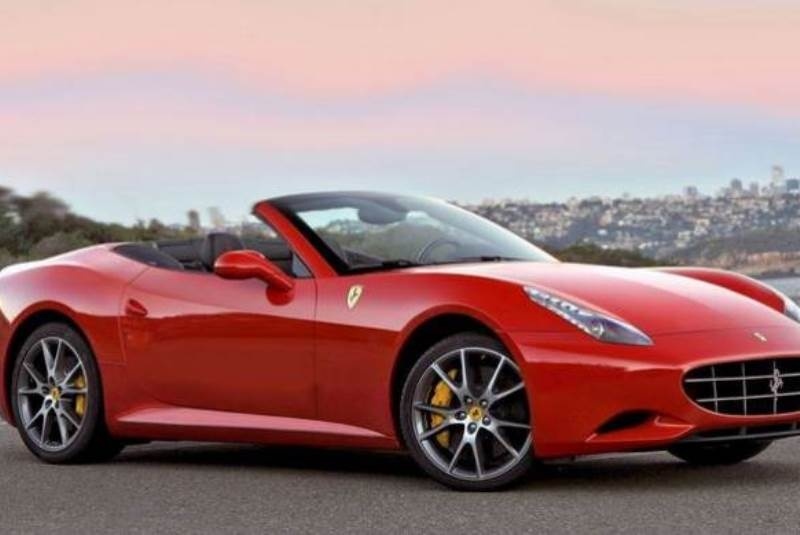 Πατέρας «φτωχής» φοιτήτριας κυκλοφορούσε με Ferrari