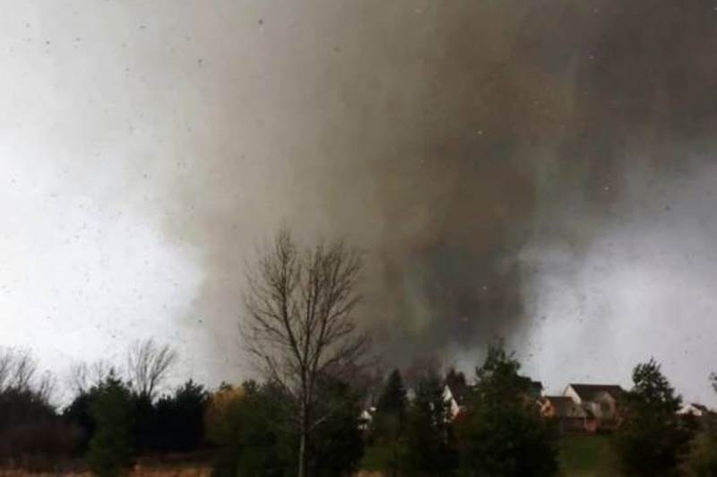 Δραματικό βίντεο: Ανεμοστρόβιλος στο Ιλινόις καταστρέφει ένα σπίτι...