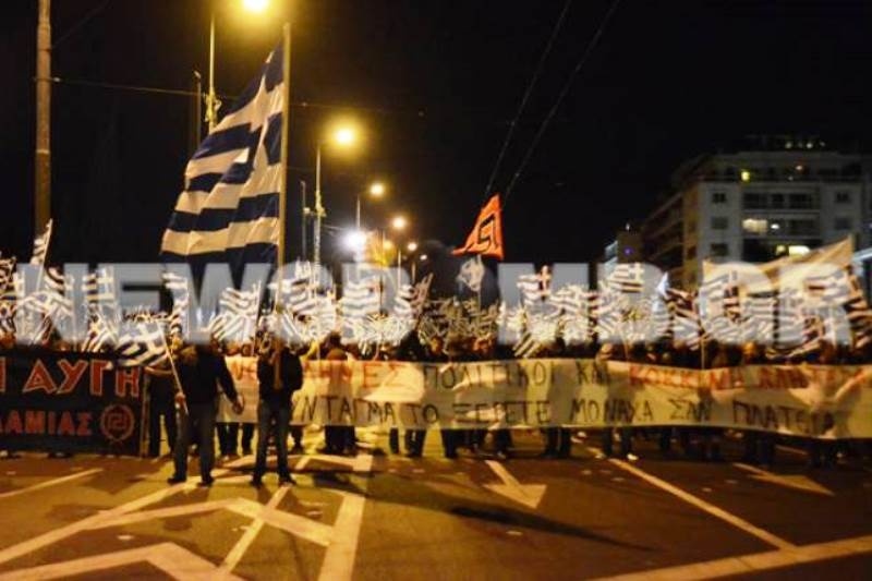 ΤΩΡΑ: Σε εξέλιξη η συγκέντρωση της Χρυσής Αυγής (pics-video)