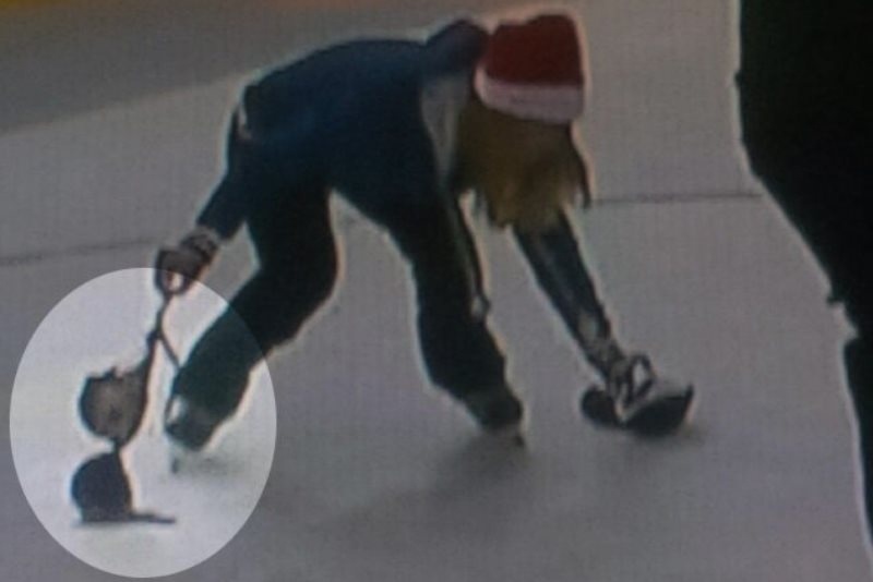NHL: Πέταξε το σουτιέν της στην παγοπίστα (video)
