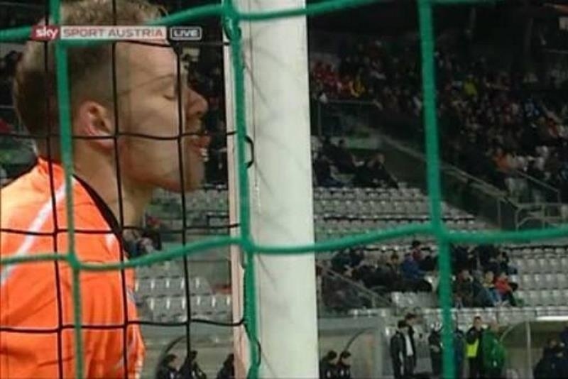 Αυστρία: Τερματοφύλακας έγλειψε το δοκάρι! (photos)