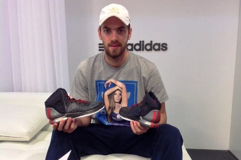 Ολυμπιακός: Το μήνυμα της adidas για το Μάντζαρη (photos)