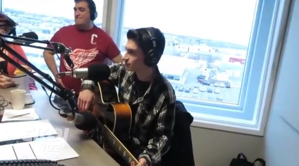 Ο 16χρονος... Ελβις που τρελαίνει το YouΤube (Video)