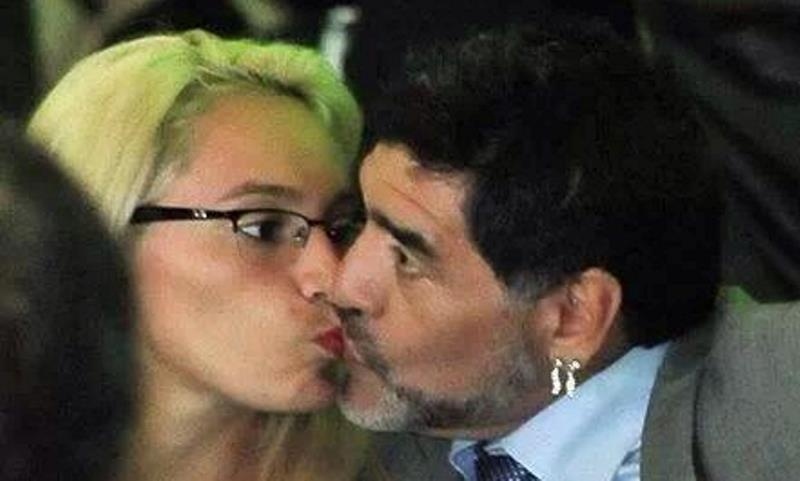 Το φιλί στο στόμα του Μαραντόνα (photo)