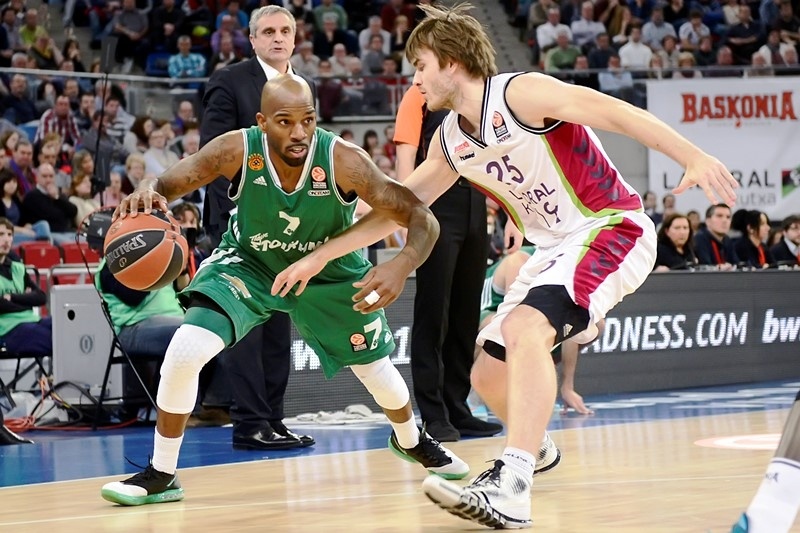 Kρατάει την άμυνα από... ατσάλι και συνεχίζει!