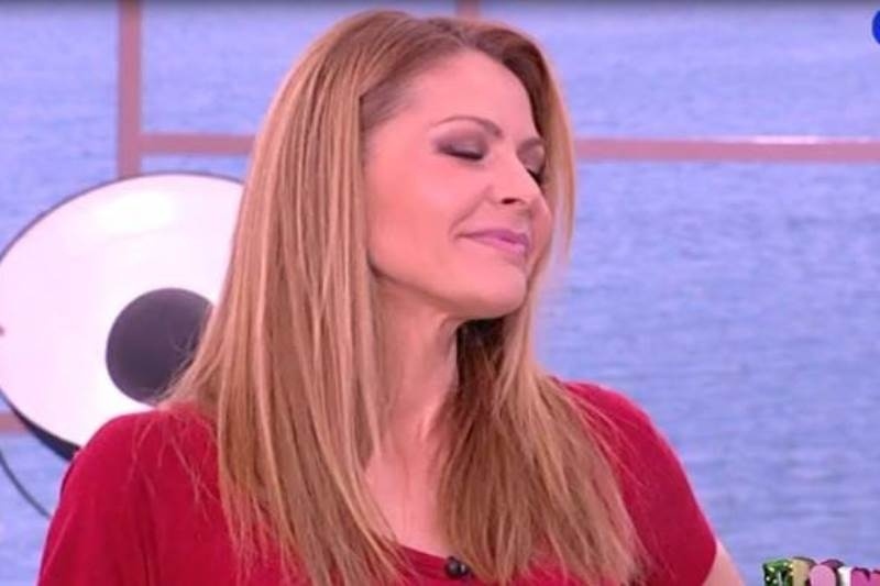 Με πατερίτσες η Τζένη Μπαλατσινού στο «Πρωινό Mou»