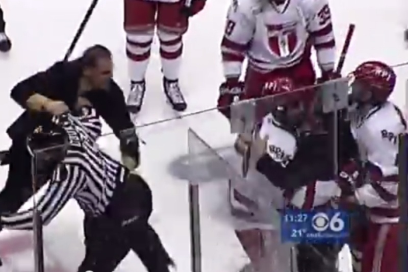 Χόκεϊ επί πάγου: Ξύλο και στο κολέγιο (video)