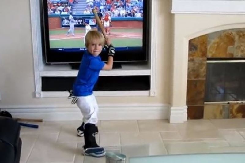 Το νέο ταλέντο του μπέιζμπολ είναι 4 χρονών και το ανακάλυψε ο Ανταμ Σάντλερ! (video)
