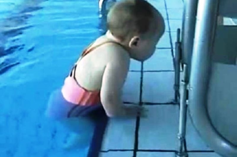 Aκόμα δεν περπατάει και κολυμπάει σαν δελφίνι! (βίντεο)